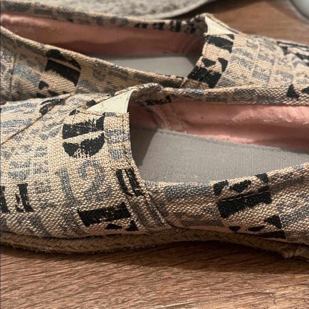Toms Woven Patterned Slip-On Shoes Gently worn a few times. - Picture 6 of 7
